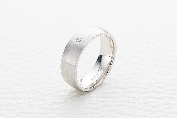 Кольцо из белого золота с бриллиантом