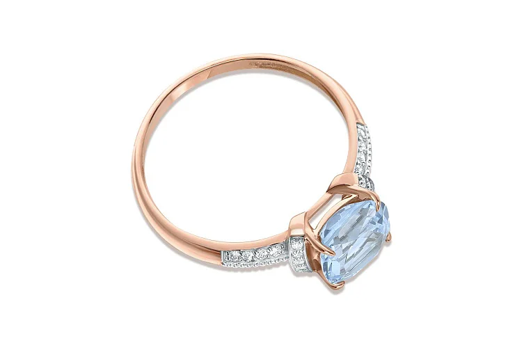 Кольцо из красного золота с топазом sky и 26 фианитами