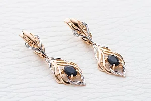 Серьги из красного золота с 2 сапфирами и 16 бриллиантами