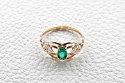 Кольцо из красного золота с изумрудом и 14 бриллиантами