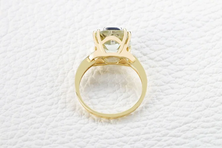 Кольцо из жёлтого золота с аметистом и 14 бриллиантами