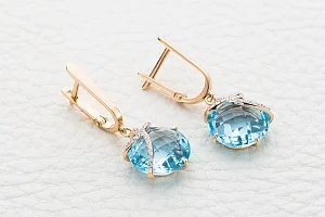 Серьги из красного золота с 2 топазами sky и 32 фианитами