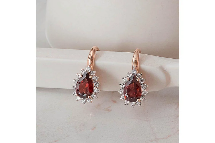 Серьги из красного золота с 2 гранатами и 28 фианитами