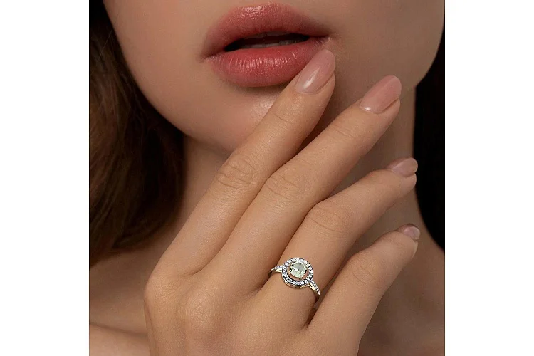 Кольцо из жёлтого золота с аметистом и 30 фианитами