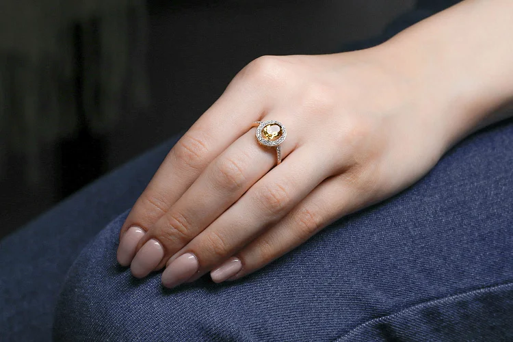 Кольцо из жёлтого золота с цитрином и 32 фианитами