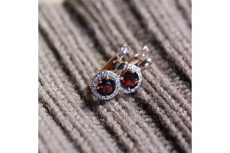 Серьги из красного золота с 2 гранатами и 32 фианитами