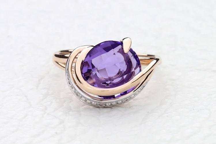 Кольцо из красного золота с аметистом и 3 фианитами