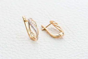 Серьги из красного золота с 26 фианитами