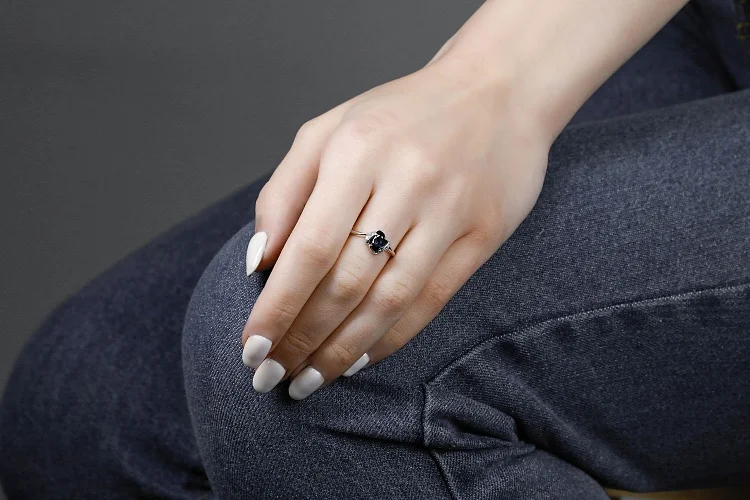 Кольцо Цветок из белого золота с корундом и 8 бриллиантами