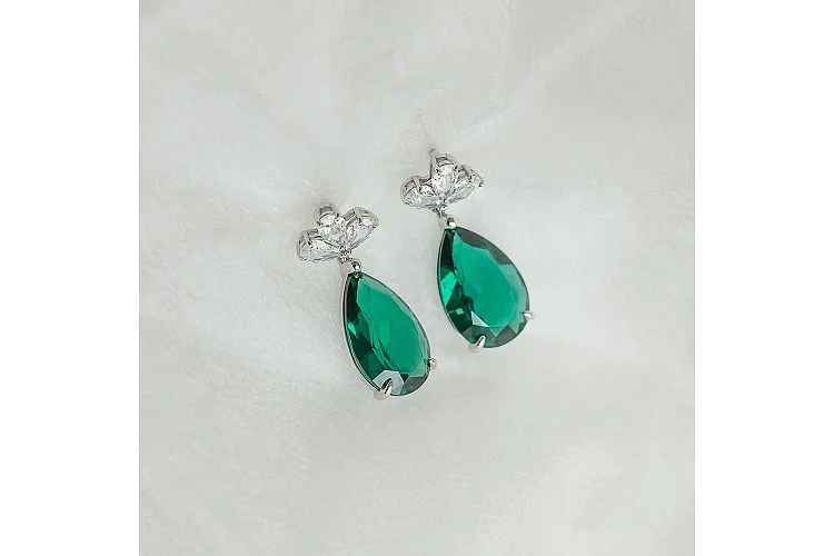 Серьги-пусеты из белого золота с 2 изумрудами и 6 фианитами