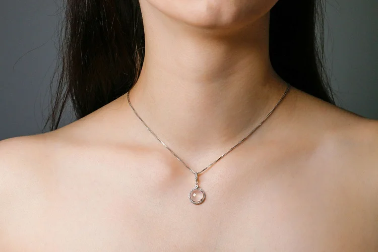 Подвеска из белого золота с кварцем и 34 фианитами