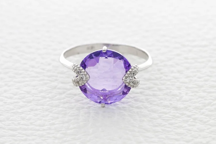 Кольцо из белого золота с аметистом и 6 фианитами