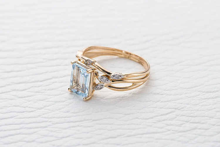 Кольцо Веточка из красного золота с топазом sky и 7 фианитами