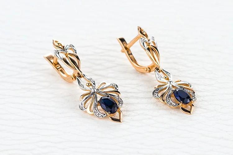 Серьги из красного золота с 2 корундами и 24 бриллиантами