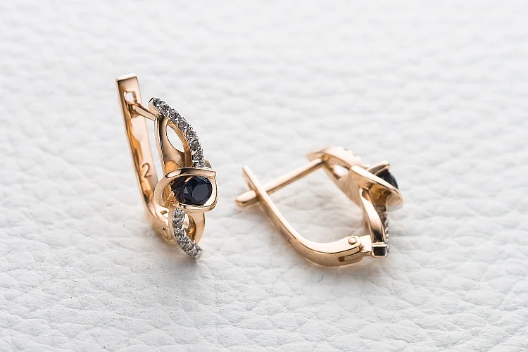 Серьги из красного золота с 2 сапфирами и 24 бриллиантами