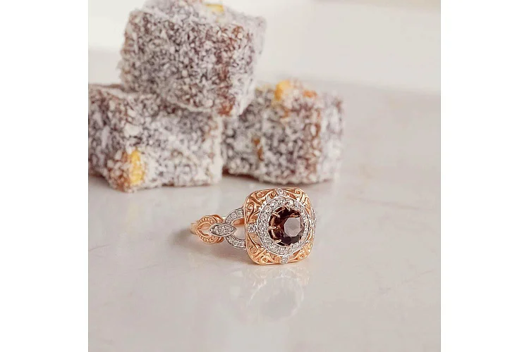 Кольцо из красного золота с раухтопазом и 39 фианитами