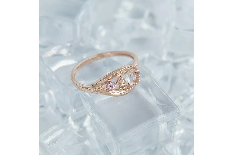 Кольцо из красного золота с морганитом и фианитом