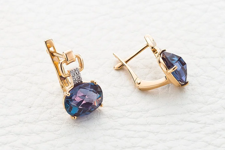 Серьги из красного золота с 2 александритами и 12 фианитами