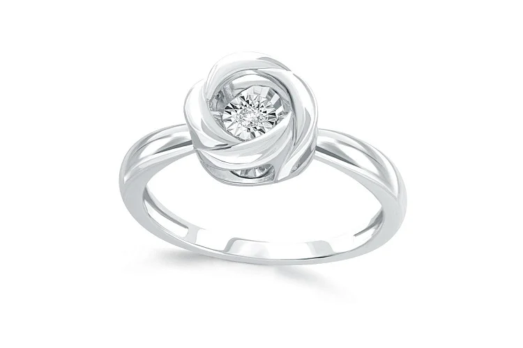 Кольцо из белого золота с бриллиантом
