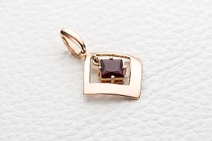 Подвеска Квадрат из красного золота с гранатом