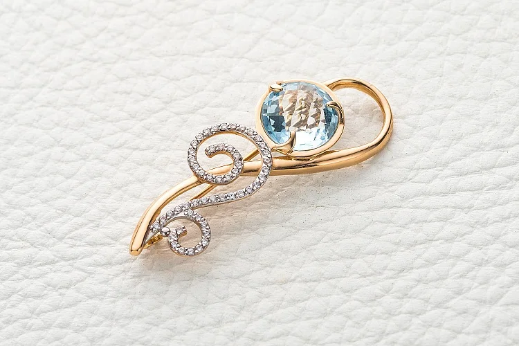 Брошь из красного золота с топазом sky и 51 фианитами