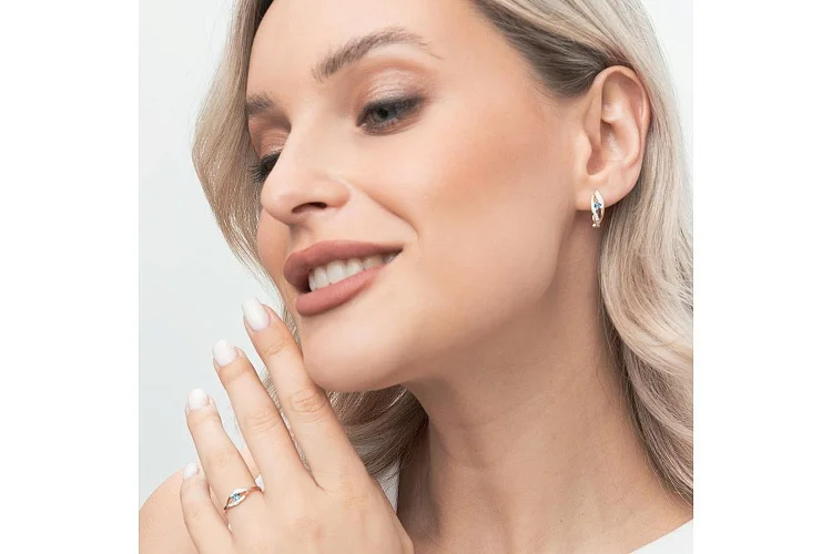 Кольцо из красного золота с топазом лондон и 8 фианитами