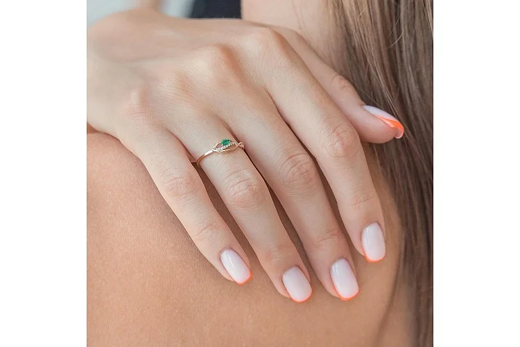 Кольцо из красного золота с изумрудом и 8 бриллиантами