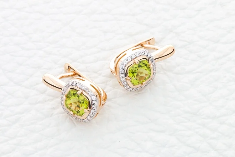 Серьги из красного золота с 2 хризолитами и 48 фианитами