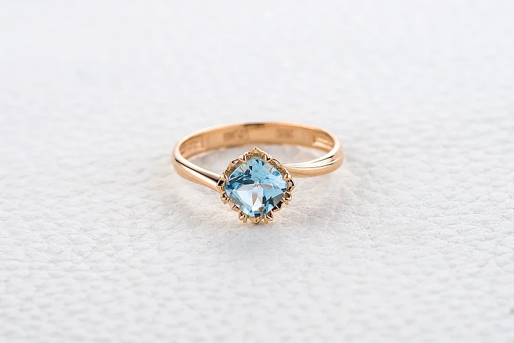 Кольцо из красного золота с топазом sky