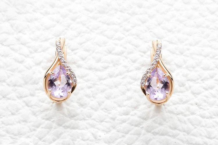 Серьги из красного золота с 2 аметистами и 16 фианитами