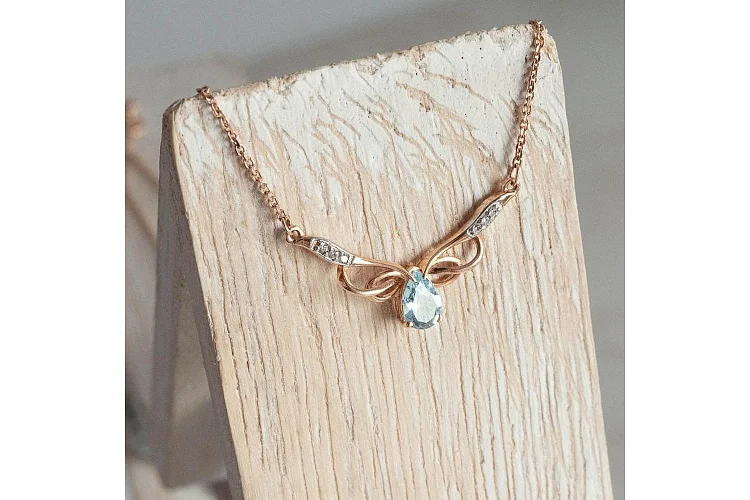 Колье Бантик из красного золота с топазом sky и 6 фианитами