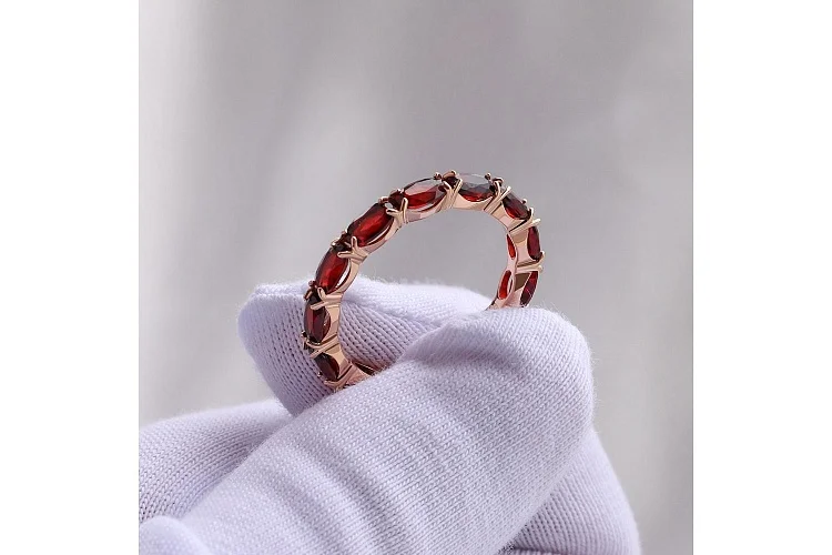 Кольцо Дорожка из красного золота с 13 гранатами