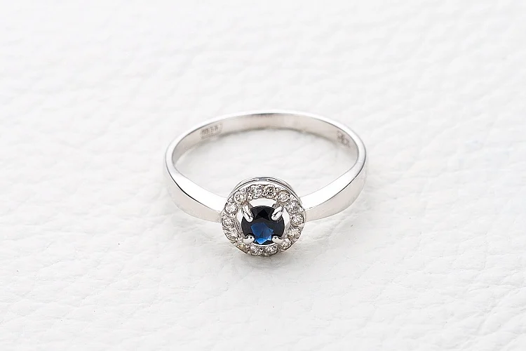Кольцо из белого золота с сапфиром и 14 бриллиантами