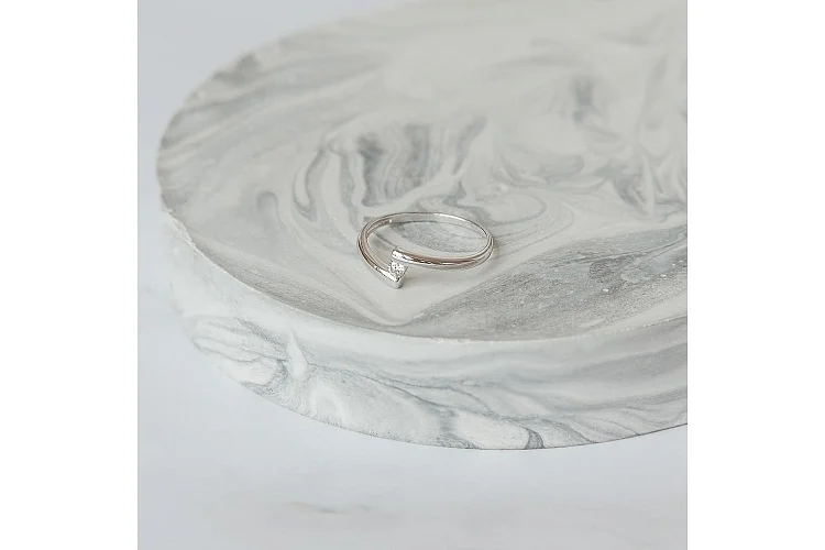 Кольцо из белого золота с бриллиантом