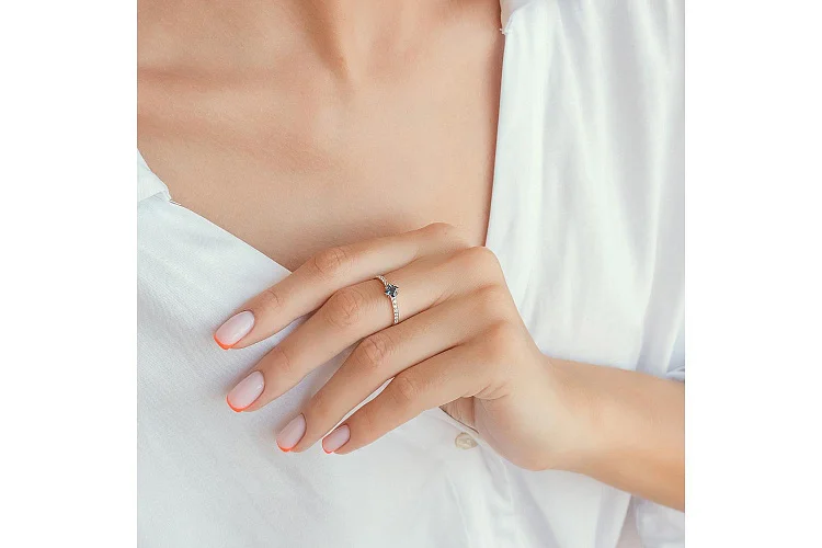 Кольцо из красного золота с топазом лондон и 12 фианитами