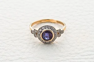 Кольцо из красного золота с александритом и 20 фианитами