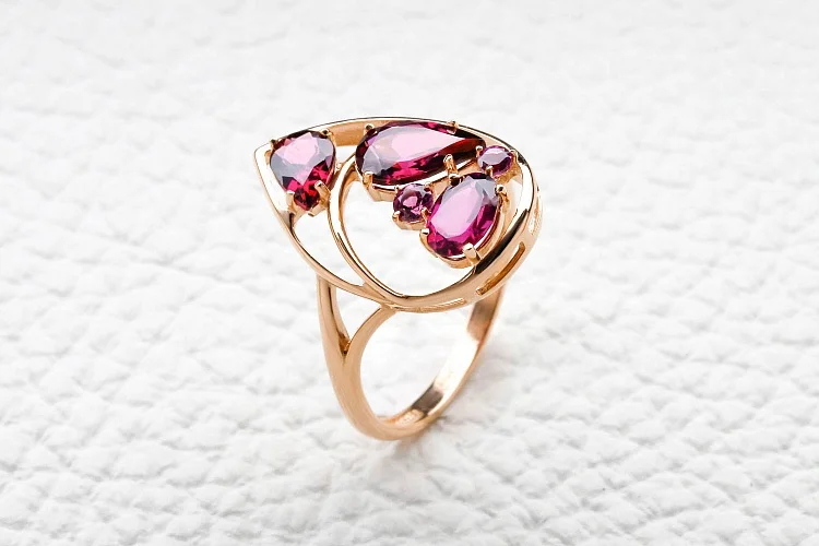 Кольцо из красного золота с 5 родолитами