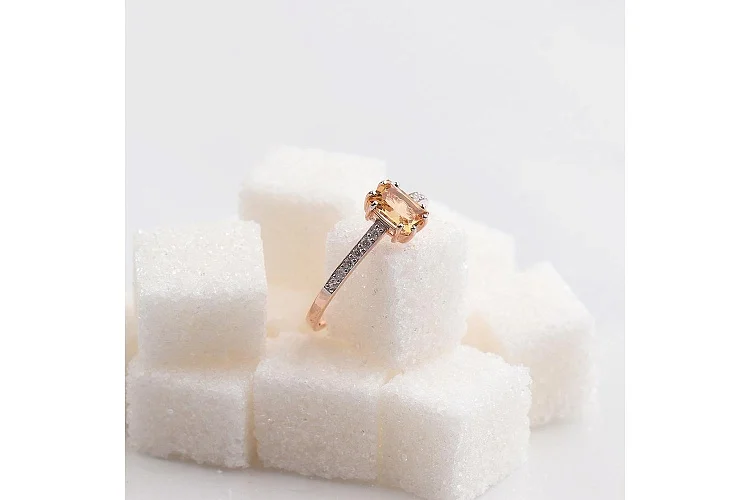 Кольцо из красного золота с цитрином и 12 фианитами