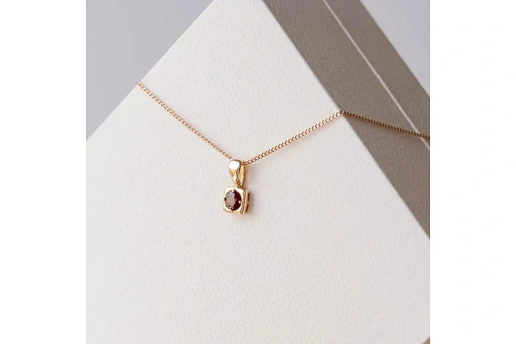 Подвеска Квадрат из красного золота с гранатом