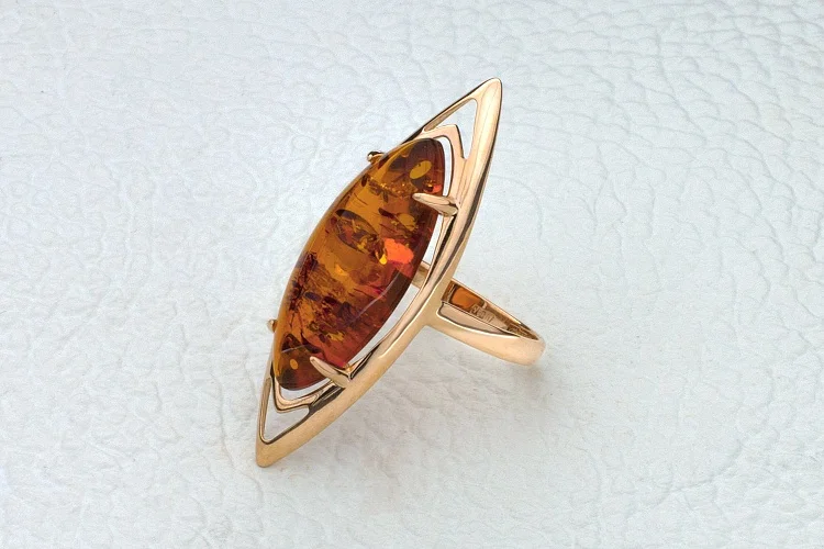 Кольцо из красного золота с янтарём