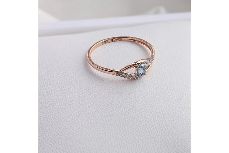 Кольцо из красного золота с топазом swiss и 8 фианитами