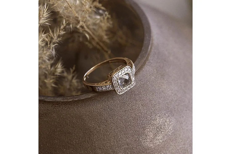 Кольцо из красного золота с топазом sky и 24 фианитами