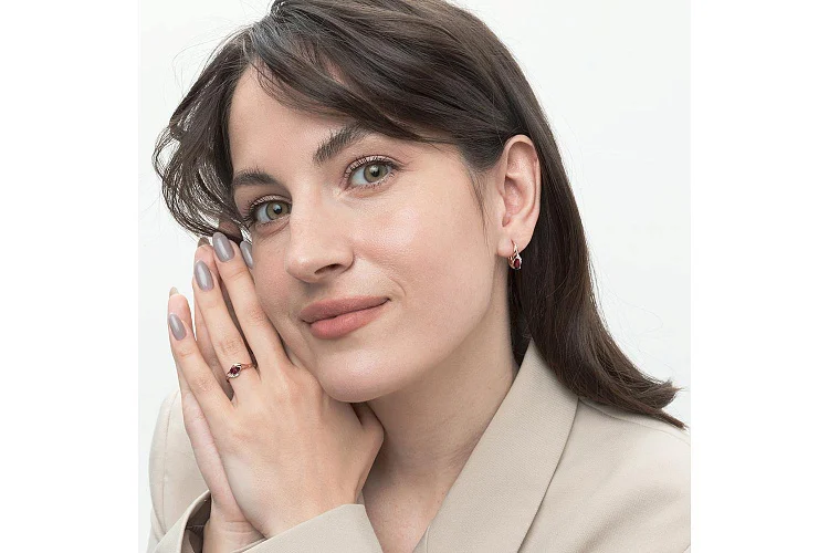 Серьги из красного золота с 2 гранатами и 6 фианитами