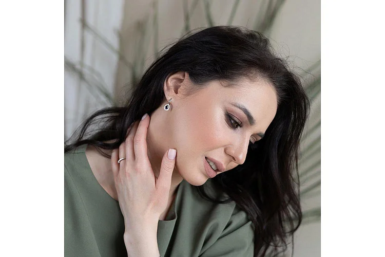 Серьги из белого золота с 2 корундами и 32 бриллиантами