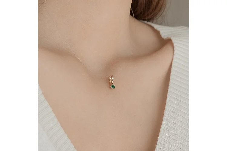 Подвеска из красного золота с изумрудом