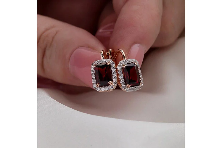 Серьги из красного золота с 2 гранатами и 36 фианитами