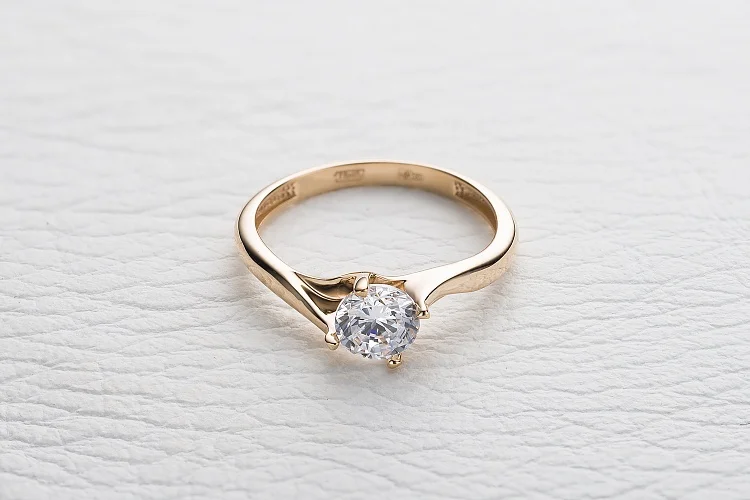 Кольцо из красного золота с фианитом