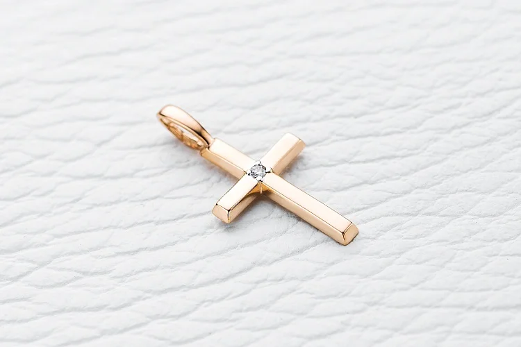 Крест из красного золота с бриллиантом