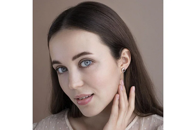 Серьги-пусеты из красного золота с 2 гранатами и 72 фианитами