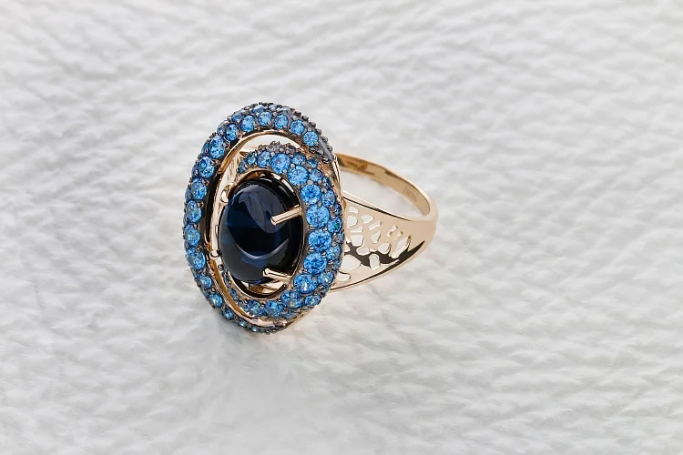 Кольцо из красного золота с кварцем и 71 фианитами